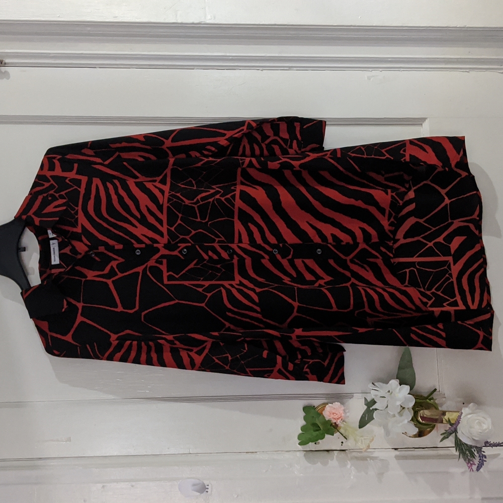 SUSAN GRAVER BOTTON FRONT TUNIC